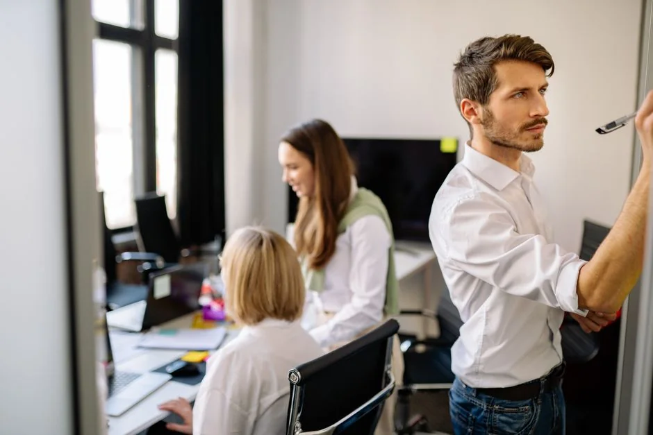 Une vue de dessus de documents et graphiques de stratégie marketing disposés sur un bureau, mettant en avant la planification d'entreprise.