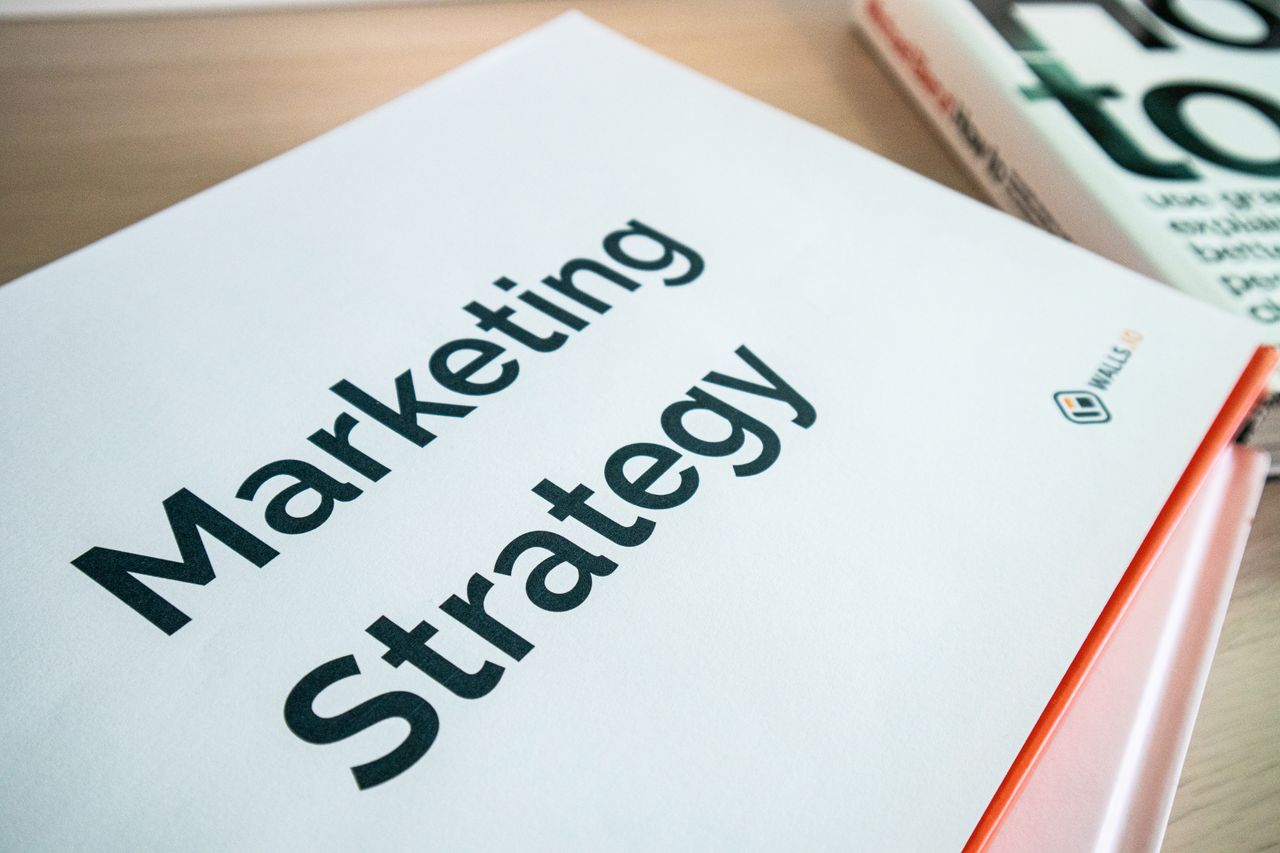 Vue rapprochée d’un document de stratégie marketing posé sur un bureau, idéal pour du contenu d’entreprise.
