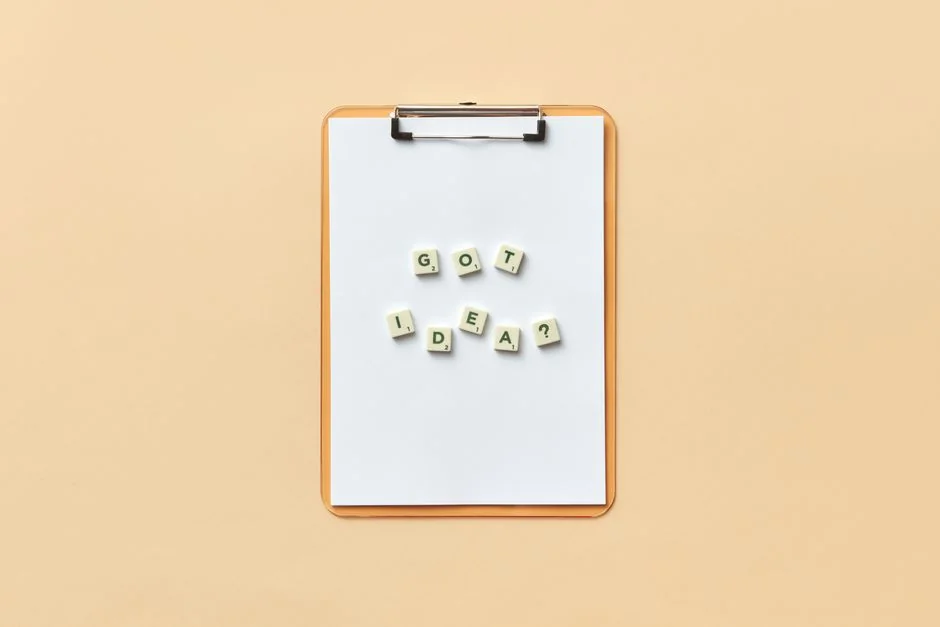 Un espace de travail moderne montrant des mains qui analysent des données marketing sur un ordinateur portable et des documents papier.